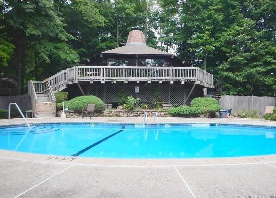 7 Country Squire Dr, Cromwell CT  06416-4510 exterior