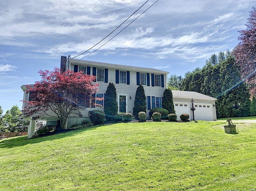 102 Putnam Rd, Pomfret Center, CT 06259