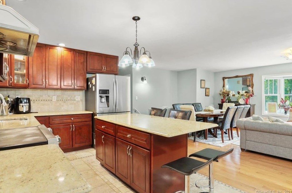 21 Whitewood Dr, Huntington, CT 06484