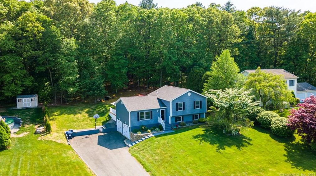 8 Desjardins Dr, Uncasville, CT 06382