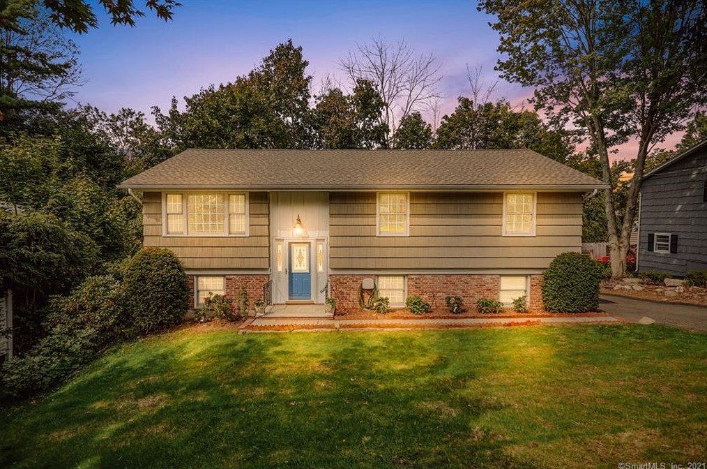 28 Three Lakes Dr, Stamford, CT 06902