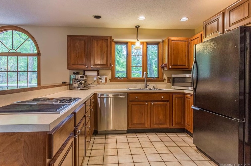 153 Kent Dr, Manchester, CT 06042