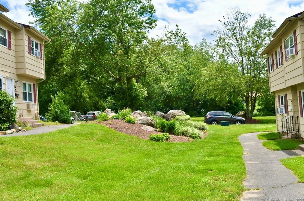 65 Round Tree Dr #2, Union City, CT 06770