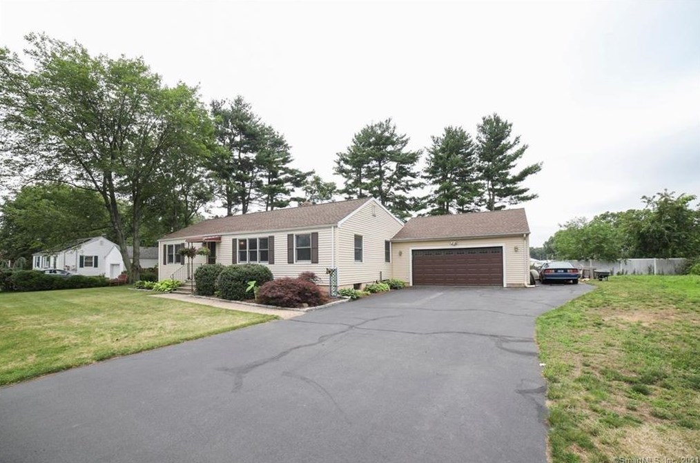 6 Nancy Ln, North Haven, CT 06473