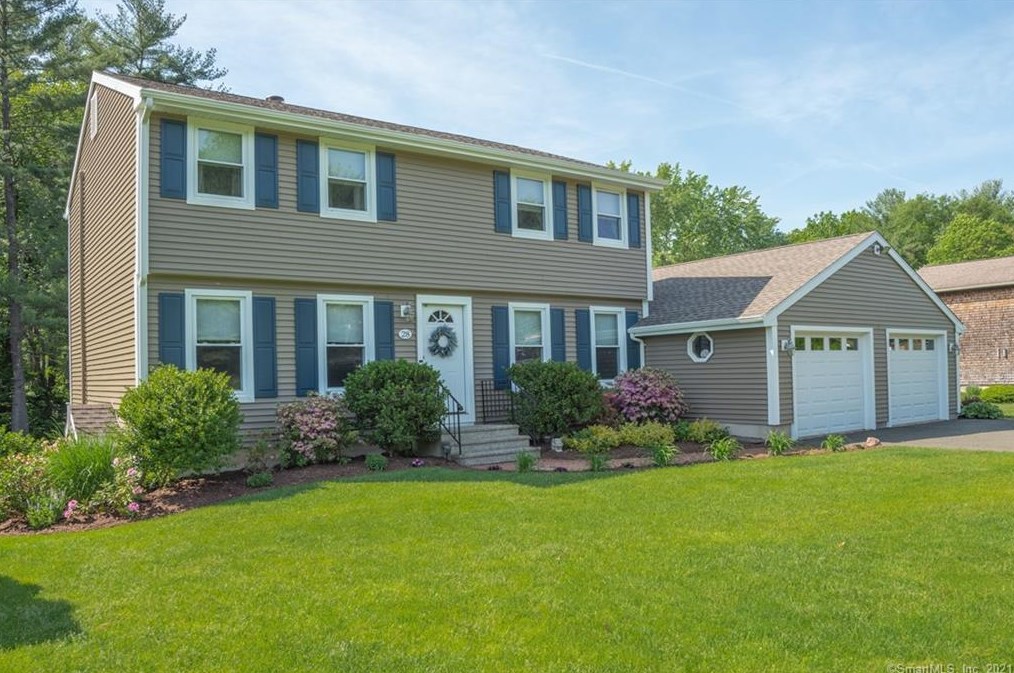 28 Woodside Dr, Unionville, CT 06085-1549