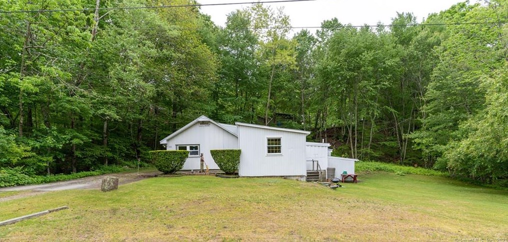 100 Loretta Ave, North Stonington, CT 06359-1024