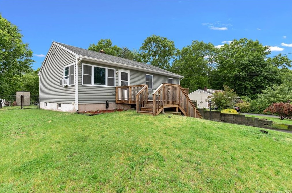 109 Hellstrom Rd, New Haven, CT 06512 exterior