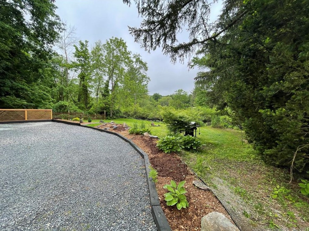 15 Village St, Deep River, CT 06417