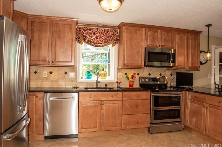 98 Sycamore Rd, Wapping, CT 06074
