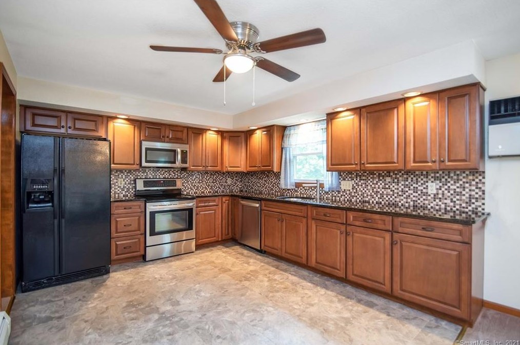 82 Sunnyfield Dr, Windsor, CT 06095