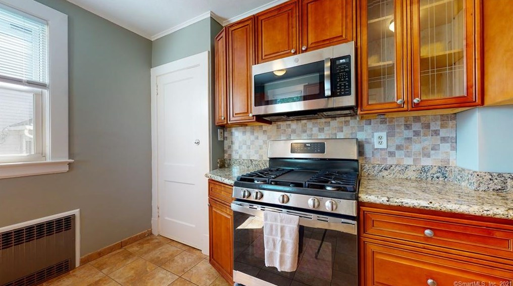 28 Flower St, Hartford CT  06105-3710 exterior