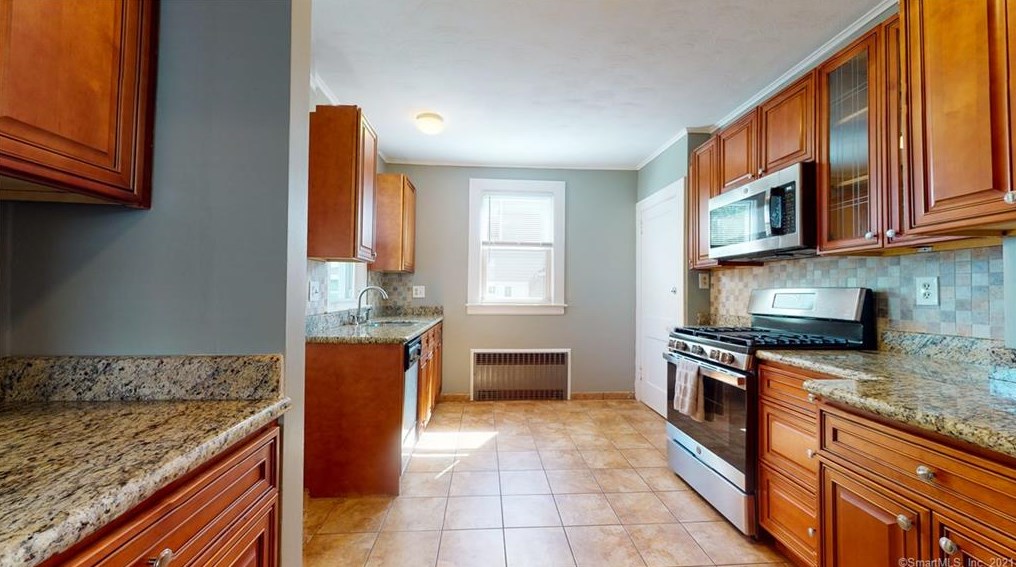 28 Flower St, Hartford CT  06105-3710 exterior