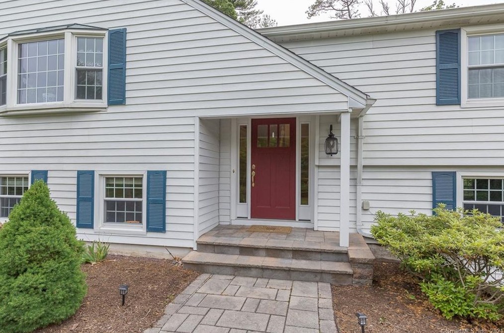 32 Chestnut Hill Rd, Simsbury, CT 06092