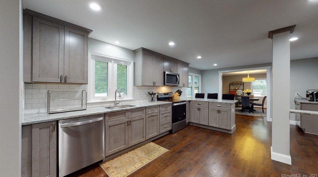 29 Lynwood Dr, Plantsville CT  06479-2036 exterior