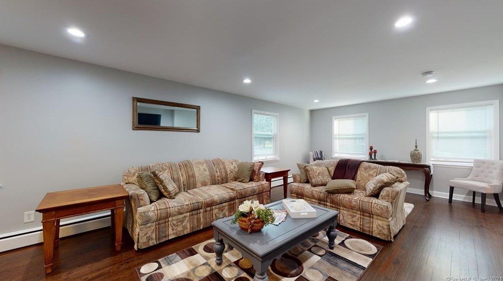 29 Lynwood Dr, Plantsville CT  06479-2036 exterior