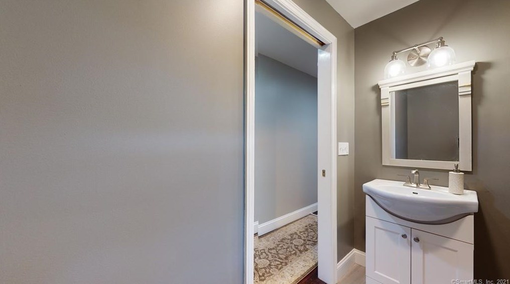 29 Lynwood Dr, Plantsville CT  06479-2036 exterior