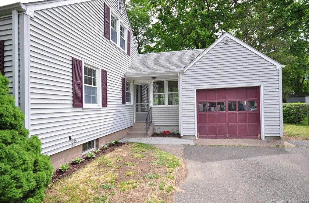 15 Middle Dr, Windsor Locks, CT 06096
