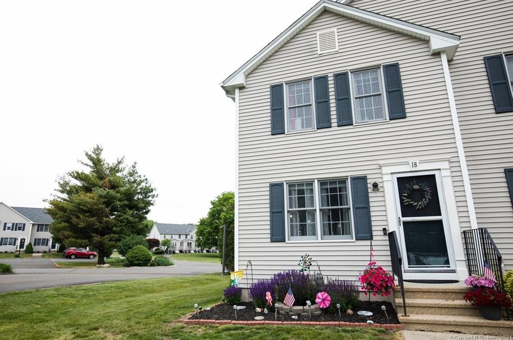 18 White Tail Ln #18, Wallingford, CT 06492