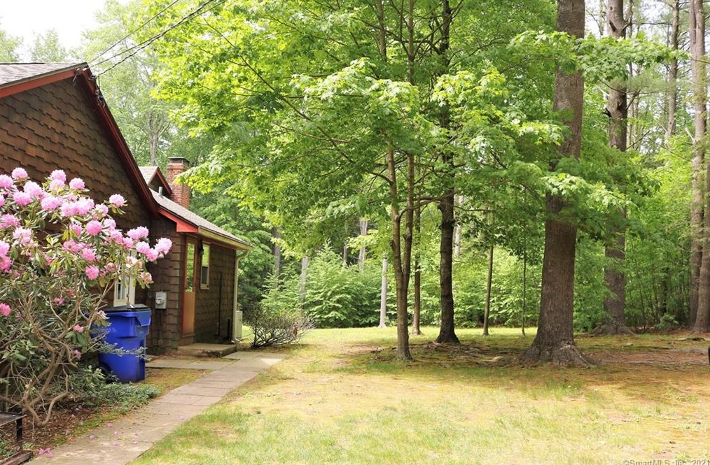 4 Country Club Dr, Simsbury, CT 06092-2211