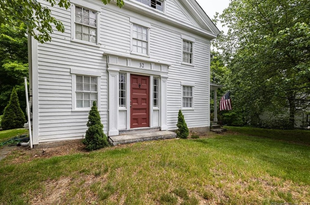 32 Litchfield Rd, Watertown, CT 06795-1911