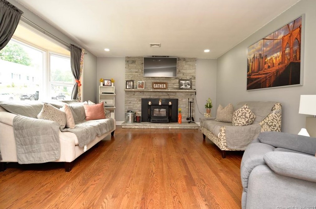 80 Bunnyview Dr, Stratford, CT 06614-1501