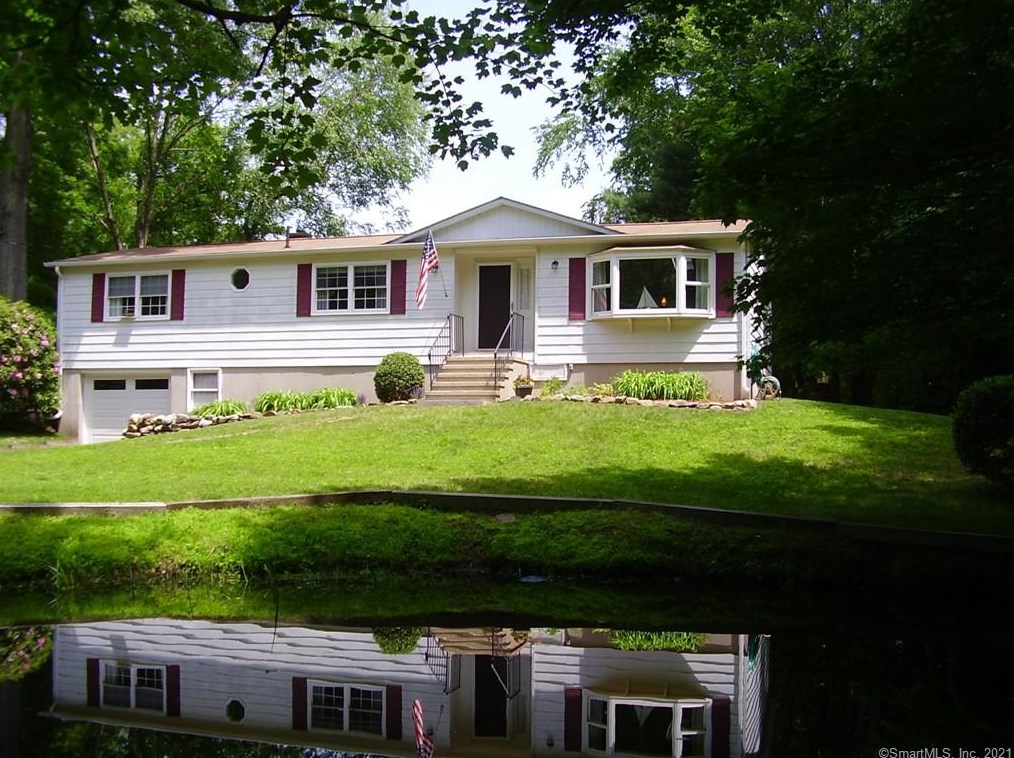 2 Woodland Dr, Clinton, CT 06413 exterior