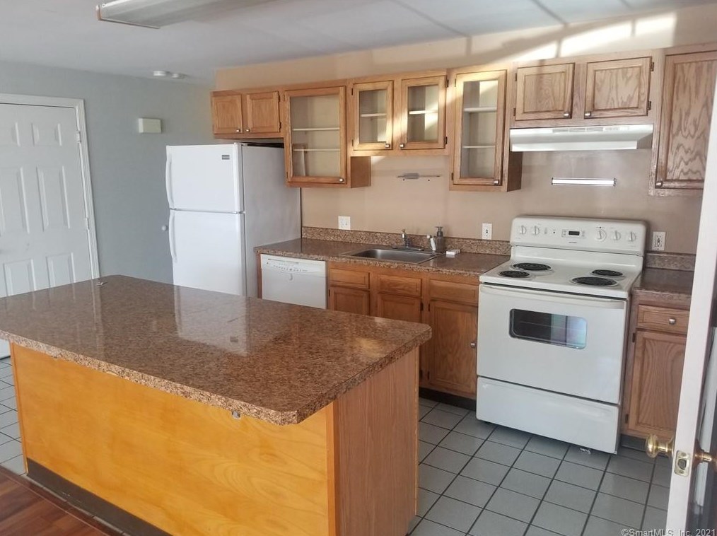 9 Charles St, Milford, CT 06460