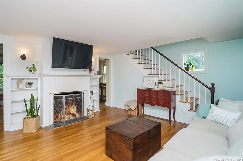 42 Riverside Rd, Sandy Hook, CT 06482