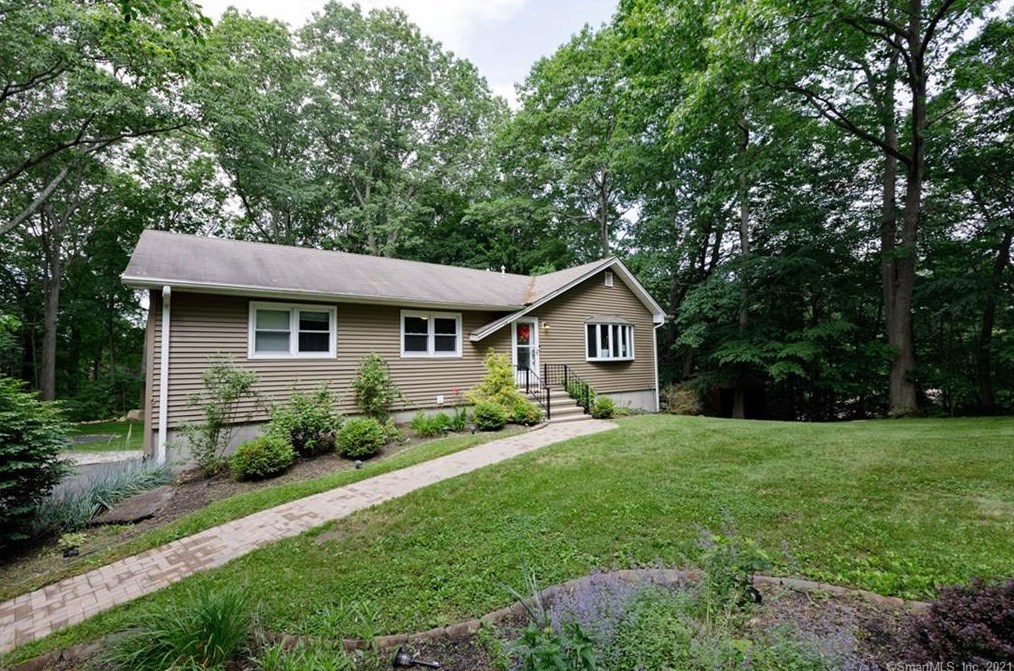 8 Wesley Dr, Huntington, CT 06484