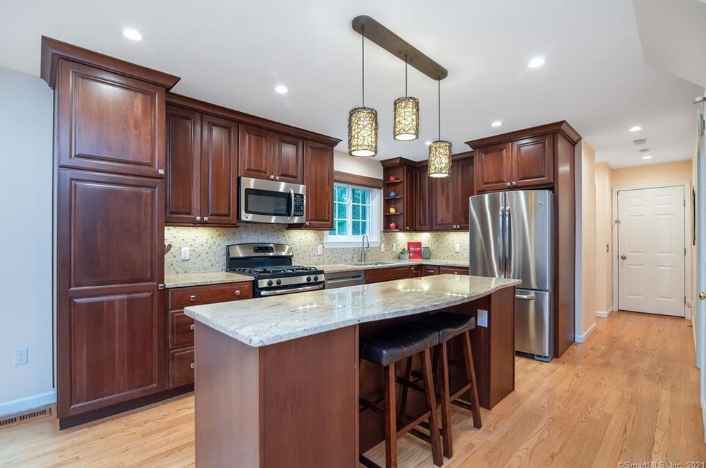 72 Evergreen Dr, Tolland, CT 06084-3118