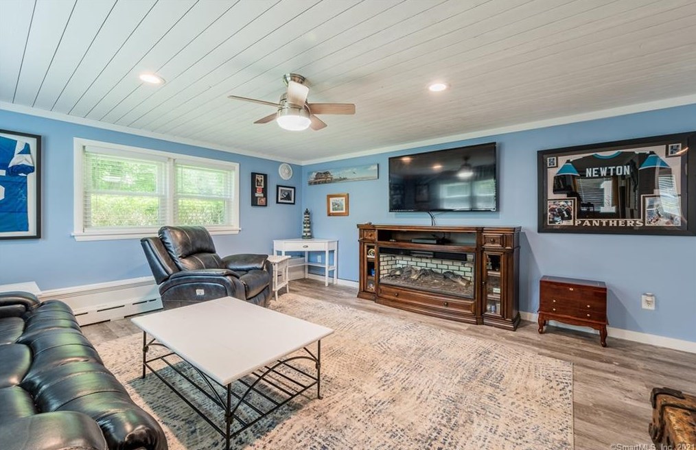 17 Senkow Dr, Quaker Hill, CT 06375