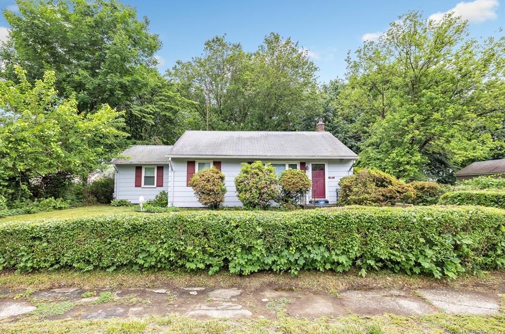 28 Tully Cir, Bridgeport, CT 06610