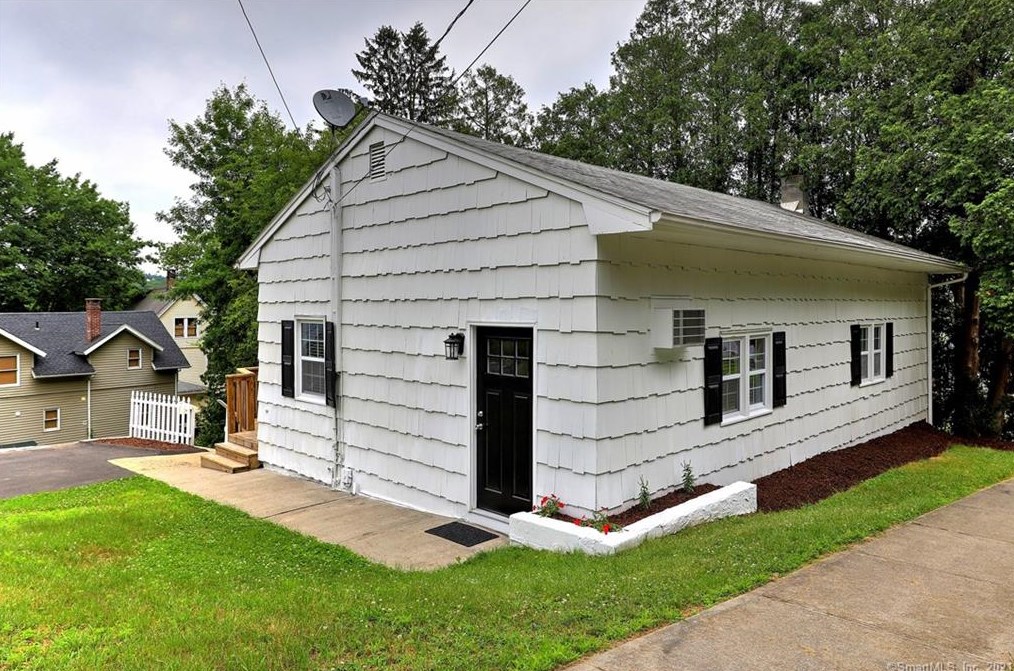 68 Park St, Huntington, CT 06484