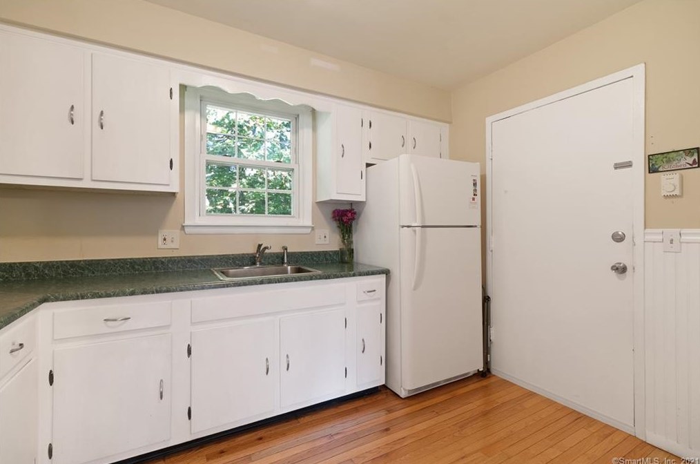 41 Briarwood Ln #e, Branford, CT 06405