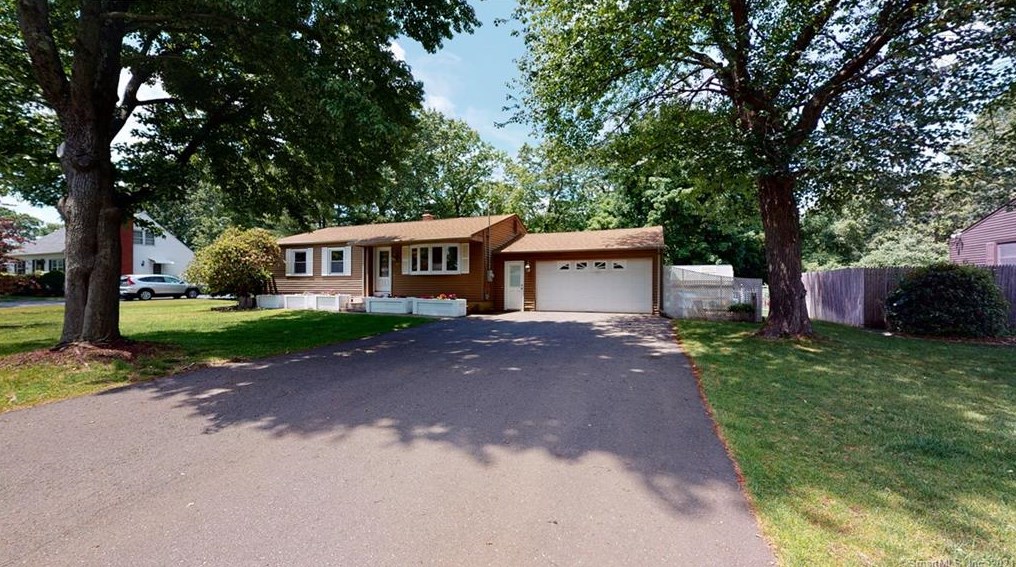 53 Leslie St, Windsor Locks, CT 06096