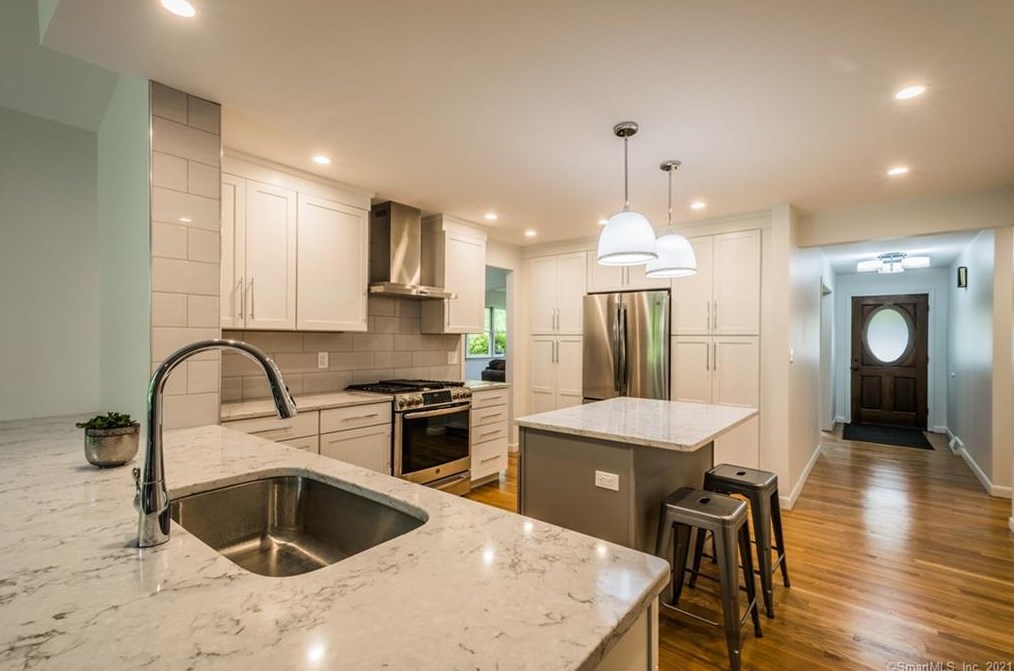 40 Gregory Hill Dr, Glastonbury, CT 06033