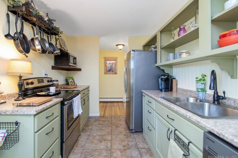 11 Greenwood Rd, Windsor Locks, CT 06096