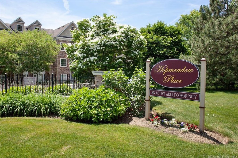 1 West St #201, Simsbury, CT 06070