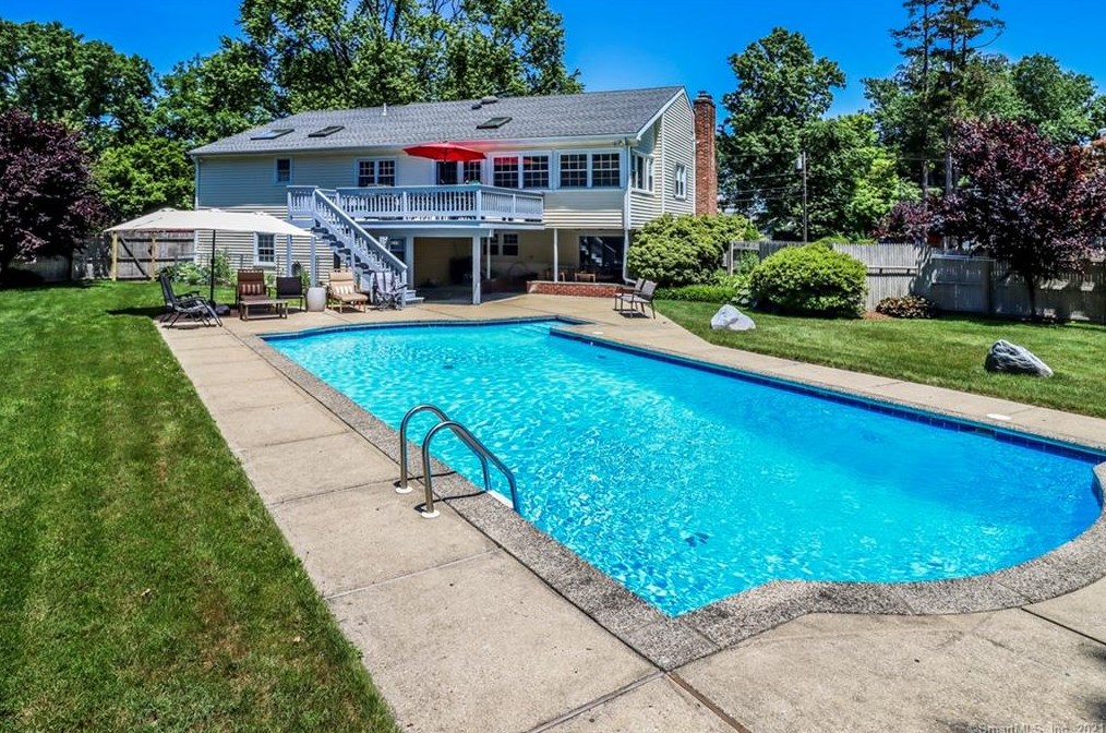 8 Skytop Dr, Norwalk, CT 06855