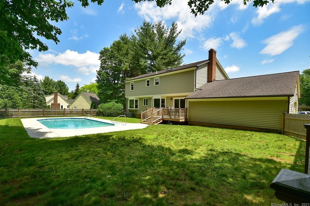 3 Plantation Dr, Suffield, CT 06078-1546