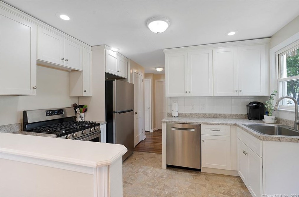 132 Federal St, Hartford CT  06110-1724 exterior