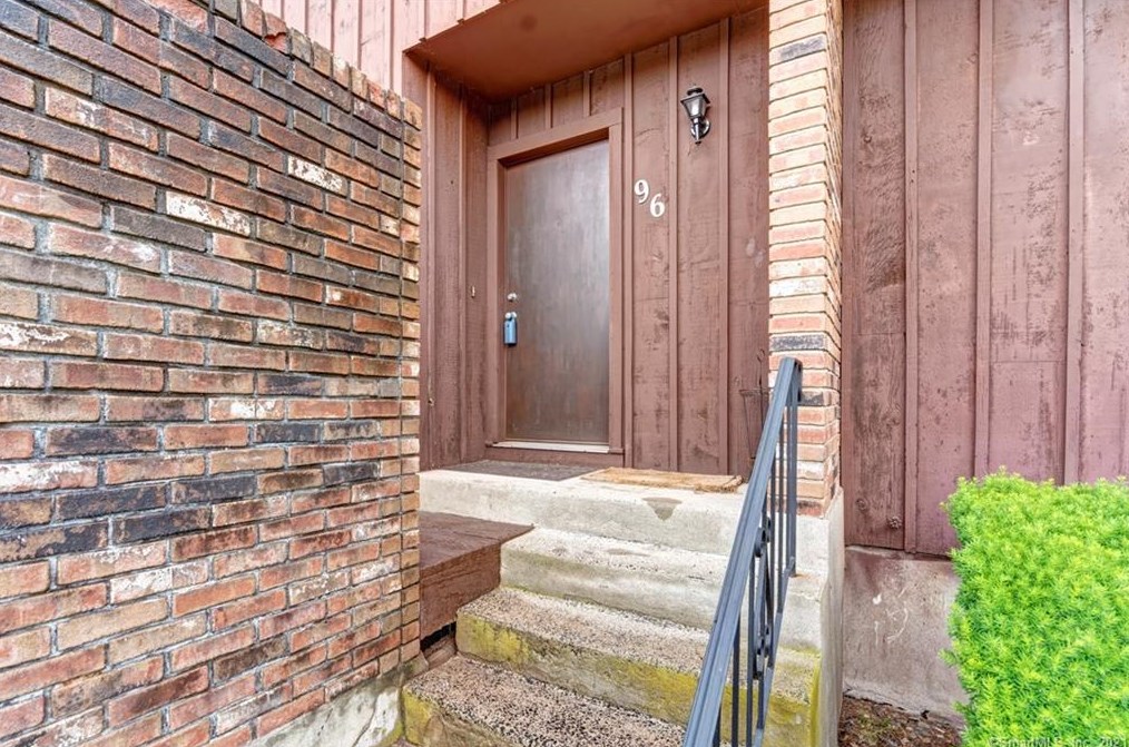 96 Webster Ct, Hartford, CT 06111-5123