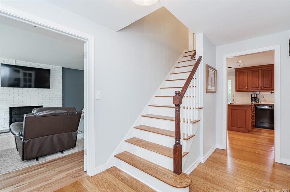 25 Tim Clark Cir, Simsbury CT  06070-1215 exterior