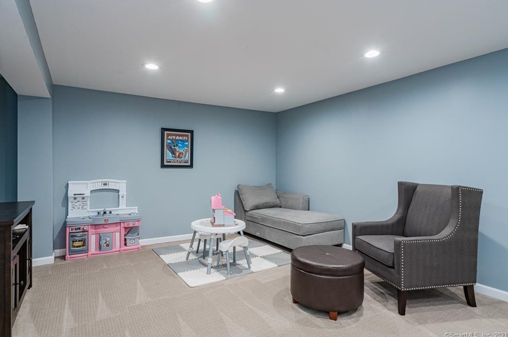 25 Tim Clark Cir, Simsbury CT  06070-1215 exterior