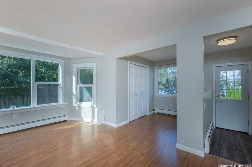 424 Lakeview Dr, Suffield, CT 06093