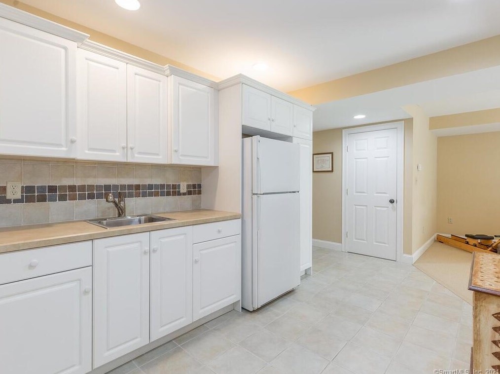 3 Easton Pl, Avon CT  06001-4565 exterior