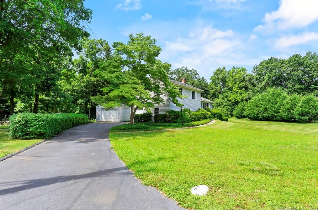 76 Barryscott Dr, Fairfield, CT 06825-3202