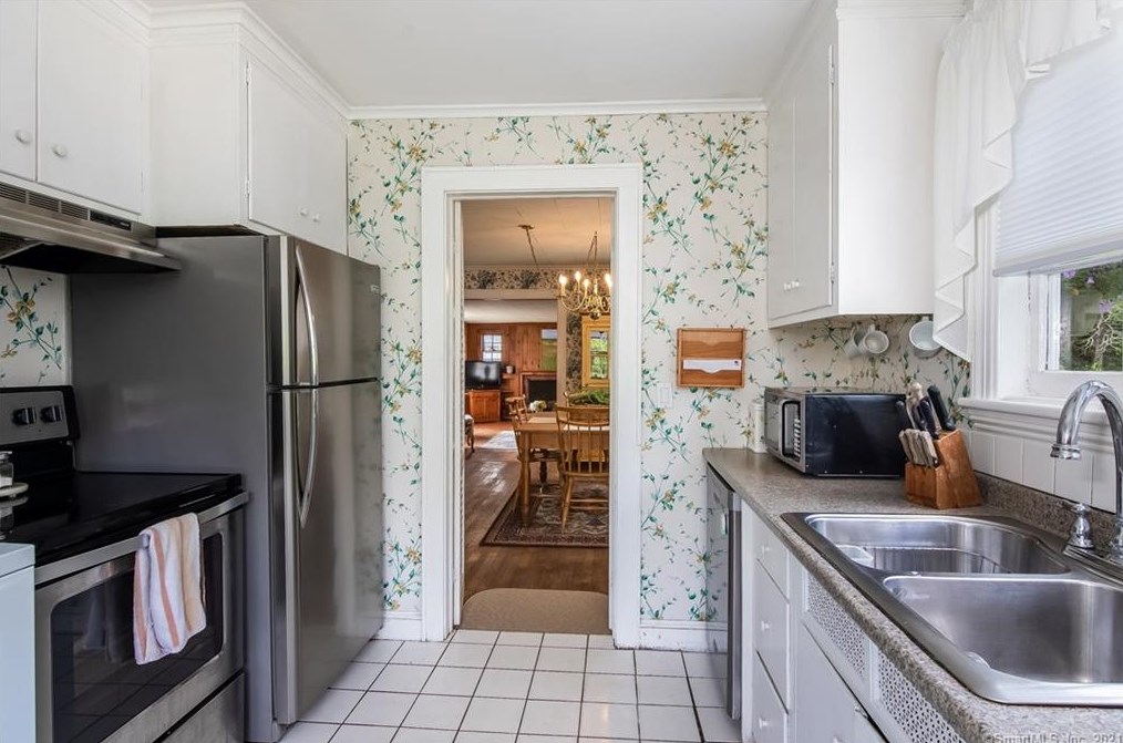 7 Harbor Ave, Madison CT  06443-2824 exterior