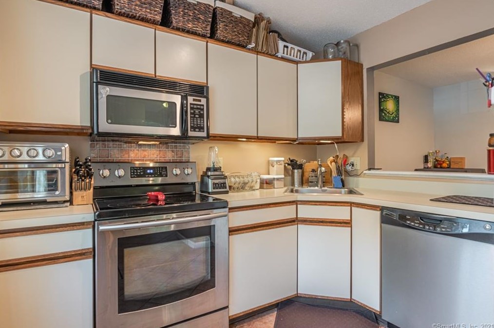 126 Summit Commons #126, Derby, CT 06418