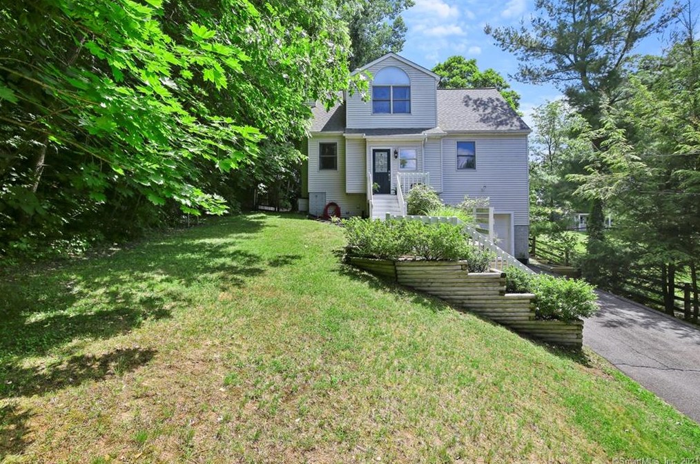 13 Kayview Ave, Bethel, CT 06801